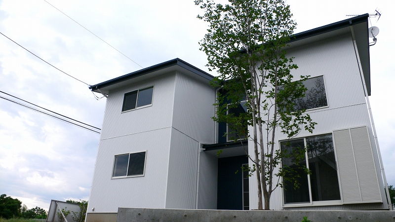 赤い窓の家、完成015