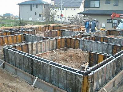 基礎立上り型枠設置完了