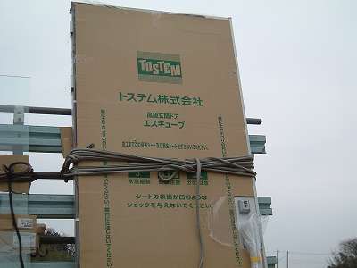 玄関ドア搬入