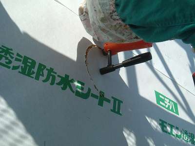 換気口孔あけ