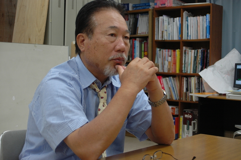 赤い窓の家、真剣009