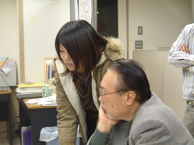 赤い窓の家、真剣027