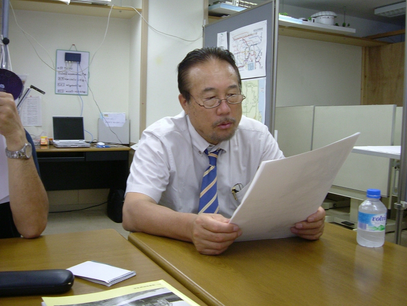 赤い窓の家、真剣051
