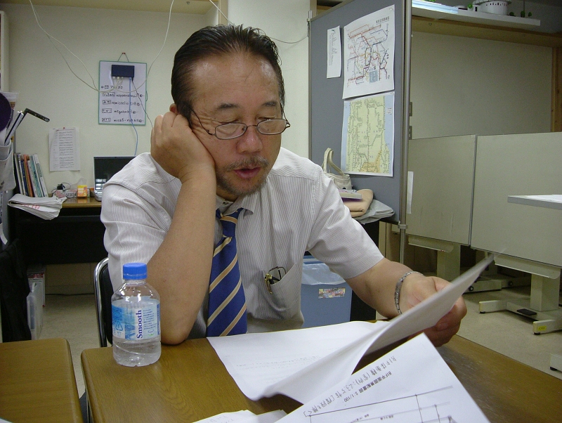 赤い窓の家、真剣055